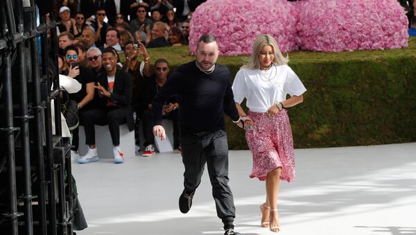 Дизайнер Ким Джонс в конце коллекции мужской моды Dior Весна-Лето 2019 (23 июня 2018). Париж - Sputnik Армения