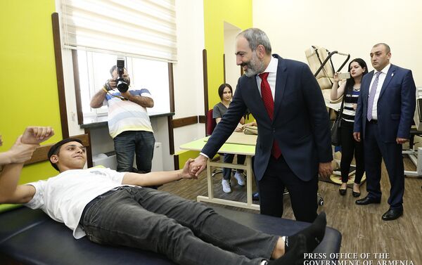 Премьер-министр Никол Пашинян посетил Реабилитационный центр защитника Отечества (1 июля 2018). Еревaн - Sputnik Армения