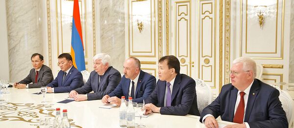 Премьер-министр Армении Никол Пашинян принял членов Межгосударственного совета по противодействию коррупции СНГ (2 июля 2018). Еревaн Премьер-министр Армении Никол Пашинян принял членов Межгосударственного совета по противодействию коррупции СНГ (2 июля 2018). Еревaн - Sputnik Армения