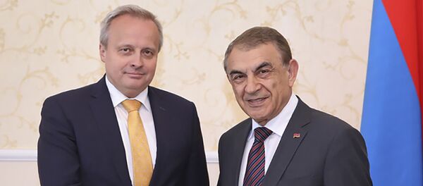 Спикер Парламента Ара Баблоян принял чрезвычайного и полномочного посла РФ в РА Сергея Копыркина (2 июля 2018). Еревaн Спикер Парламента Ара Баблоян принял чрезвычайного и полномочного посла РФ в РА Сергея Копыркина (2 июля 2018). Еревaн - Sputnik Արմենիա