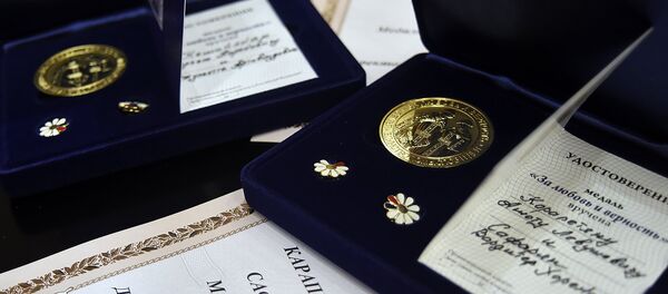 В посольстве России в Армении состоялось награждение восьми супружеских пар, отпраздновавших серебряную свадьбу. В посольстве России в Армении состоялось награждение восьми супружеских пар, отпраздновавших серебряную свадьбу. - Sputnik Армения