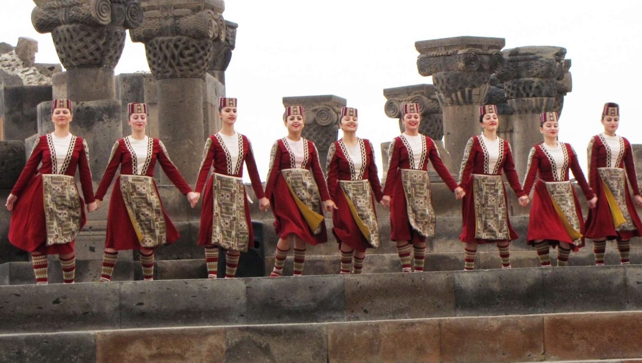 Народные танцы армении. Традиционный армянский танец. Армения танец кочари. Армянские танцы. Танец армении национальный кочари.