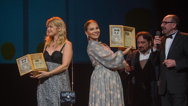 Орнелла Мути и Настасья Кински получили памятные награды “Золотого абрикоса” - Sputnik Արմենիա