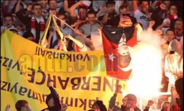 Фанаты московского «Спартака» сожгли флаг Турции к выходу Мовсисяна Фанаты московского «Спартака» сожгли флаг Турции к выходу Мовсисяна - Sputnik Армения