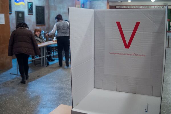 День Конституции: сколько раз и как меняли Основной закон Армении День Конституции: сколько раз и как меняли Основной закон Армении - Sputnik Армения