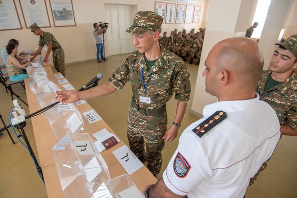 Откосить от армии в Армении стало куда сложнее — кто торпедирует гениальные ухищрения? Откосить от армии в Армении стало куда сложнее — кто торпедирует гениальные ухищрения? - Sputnik Армения