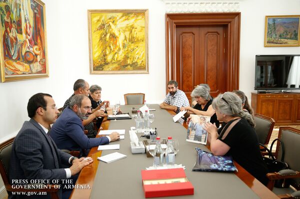 Премьер-министр Армении Никол Пашинян принял родителей погибших во время несения службы военнослужащих (2 июля 2018). Еревaн Премьер-министр Армении Никол Пашинян принял родителей погибших во время несения службы военнослужащих (2 июля 2018). Еревaн - Sputnik Армения