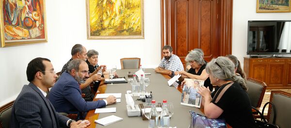 Премьер-министр Армении Никол Пашинян принял родителей погибших во время несения службы военнослужащих (2 июля 2018). Еревaн Премьер-министр Армении Никол Пашинян принял родителей погибших во время несения службы военнослужащих (2 июля 2018). Еревaн - Sputnik Արմենիա