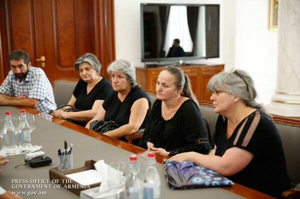 Премьер-министр Армении Никол Пашинян принял родителей погибших во время несения службы военнослужащих (2 июля 2018). Еревaн Премьер-министр Армении Никол Пашинян принял родителей погибших во время несения службы военнослужащих (2 июля 2018). Еревaн - Sputnik Արմենիա