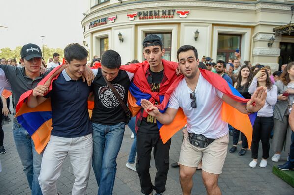 Армянский патриотический вечер на Никольской улице (2 июля 2018). Москвa - Sputnik Армения