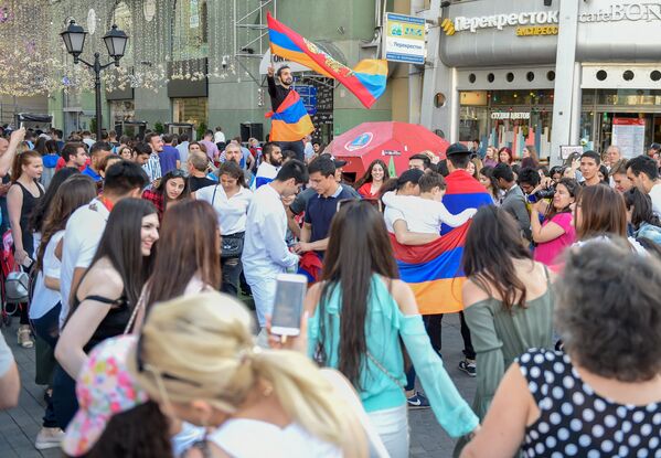 Армянский патриотический вечер на Никольской улице (2 июля 2018). Москвa - Sputnik Армения