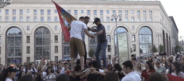 Армяне организовали патриотический вечер на Никольской улице в Москве - Sputnik Армения
