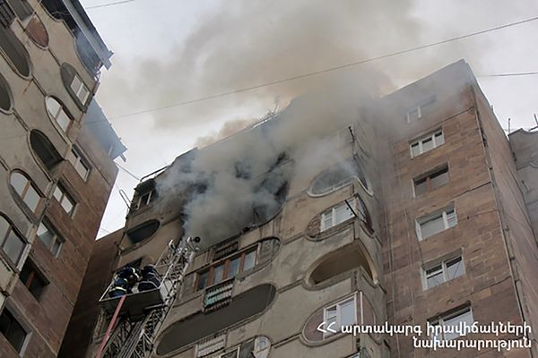 Пожар на улице Нар-Доса (3 июля 2018). Еревaн - Sputnik Армения