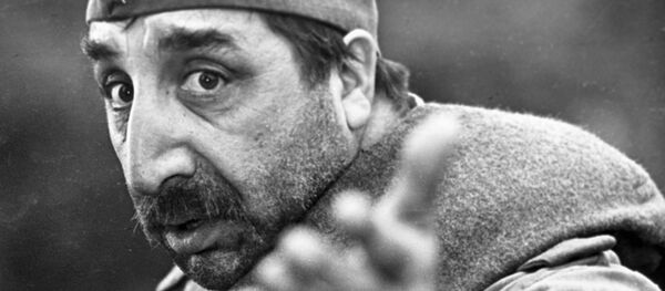 Фрунзик Мкртчян в главной роли в фильме Солдат и слон - Sputnik Արմենիա