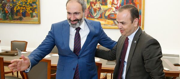 Премьер-министр Армении Никол Пашинян принял мэра Глендейла Заре Синаняна (3 июля 2018). Еревaн - Sputnik Արմենիա