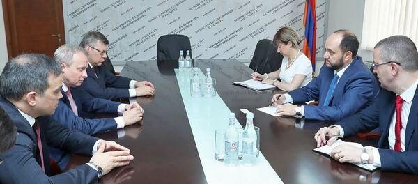 Министр образования и науки Армении Араик Арутюнян принял посла России в Армении Сергея Копыркина (4 июля 2018). Еревaн - Sputnik Армения