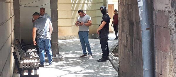 Сотрудники СНБ проводят обыск в доме Александра Саргсяна (4 июля 2018). Еревaн Сотрудники СНБ проводят обыск в доме Александра Саргсяна (4 июля 2018). Еревaн - Sputnik Արմենիա