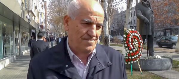 Барсег Бегларян во время возложения венков к памятнику Александра Манташева (3 марта 2016). Еревaн - Sputnik Արմենիա