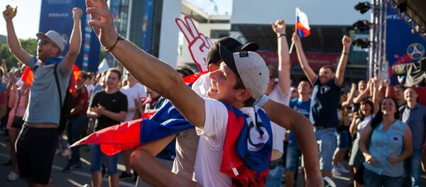 Просмотр матча ЧМ-2018 по футболу между сборными России и Саудовской Аравии Просмотр матча ЧМ-2018 по футболу между сборными России и Саудовской Аравии - Sputnik Армения