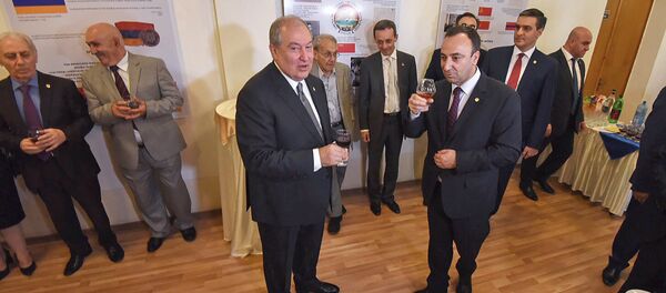 Президент Армении Армен Саркисян поздравил сотрудников конституционного суда с Днем Конституции (5 июля 2018). Еревaн Президент Армении Армен Саркисян поздравил сотрудников конституционного суда с Днем Конституции (5 июля 2018). Еревaн - Sputnik Արմենիա