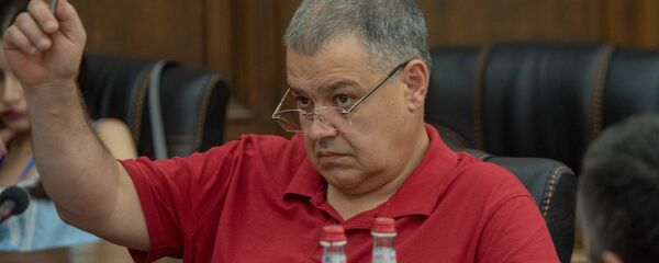 Давид Арутюнян во время обсуждения по избирательному кодексу в Парламенте (5 июля 2018). Еревaн - Sputnik Армения