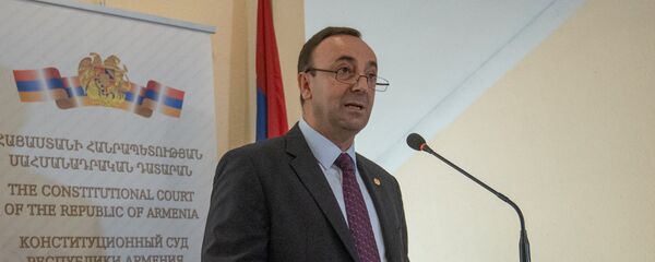 Председатель конституционного суда Грайр Товмасян в конституционном суде (5 июля 2018). Еревaн Председатель конституционного суда Грайр Товмасян в конституционном суде (5 июля 2018). Еревaн - Sputnik Армения
