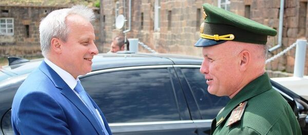 Посол России в Армении Сергей Копыркин посетил 102-ю базу Посол России в Армении Сергей Копыркин посетил 102-ю базу - Sputnik Армения