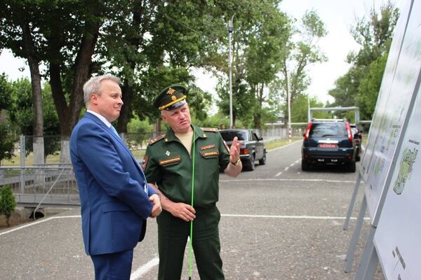 Посол России в Армении Сергей Копыркин посетил 102-ю базу (5 июля 2018). Гюмри Посол России в Армении Сергей Копыркин посетил 102-ю базу (5 июля 2018). Гюмри - Sputnik Армения