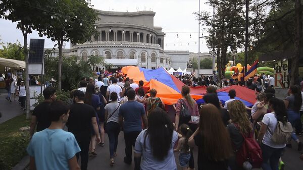 ՀՀ Սահմանադրության օրը Երևանում նշեցին երթով - Sputnik Արմենիա