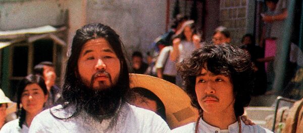 Лидер и основатель японской секты Аум Сенрикё Секо Асахара с членом секты. - Sputnik Армения