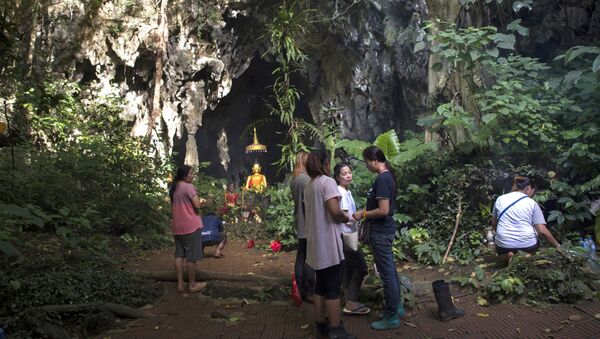 Члены семей пропавших мальчиков молятся перед святыней в районе пещеры Тхам Луанг (5 июля 2018). Таиланд - Sputnik Армения