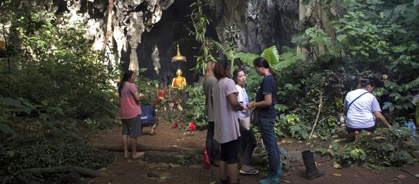 Члены семей пропавших мальчиков молятся перед святыней в районе пещеры Тхам Луанг (5 июля 2018). Таиланд Члены семей пропавших мальчиков молятся перед святыней в районе пещеры Тхам Луанг (5 июля 2018). Таиланд - Sputnik Արմենիա
