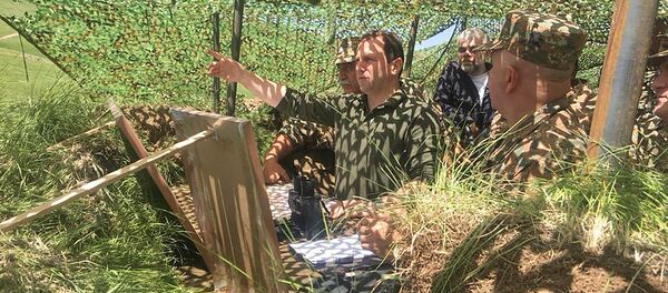 Министр обороны Армении Давид Тоноян посетил армяно-азербайджанскую границу (6 июля 2018). Армения Министр обороны Армении Давид Тоноян посетил армяно-азербайджанскую границу (6 июля 2018). Армения - Sputnik Արմենիա