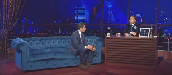 Личный фотограф президента Армении Давид Акопян на телепередаче Түнгі студия в Казахстане - Sputnik Армения