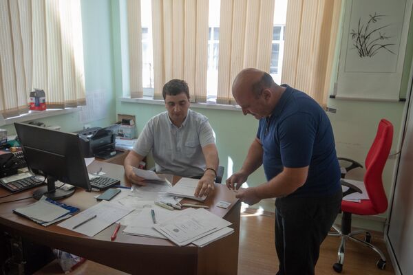 Родители пишут заявление на прием в школе с китайским обучением, Ереван Родители пишут заявление на прием в школе с китайским обучением, Ереван - Sputnik Արմենիա