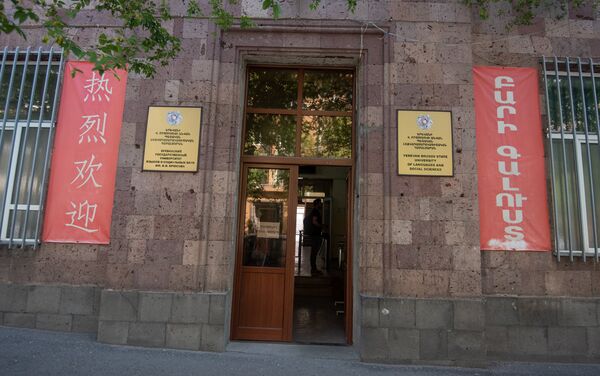 Вход в приемную комиссию школы с китайским обучением, Ереван - Sputnik Армения