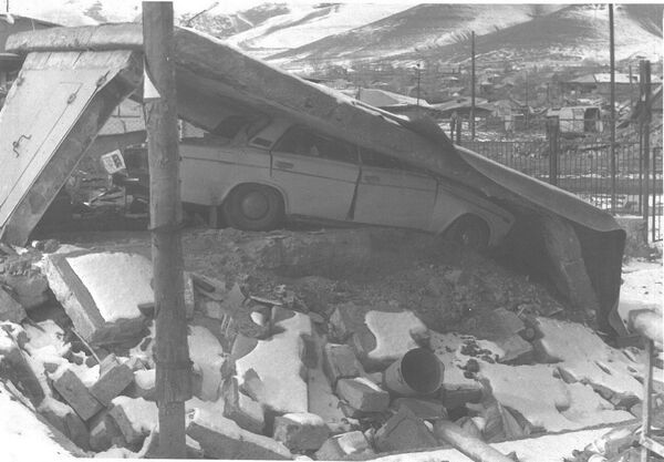 Город Спитак после землетрясения в 1988 году - Sputnik Армения