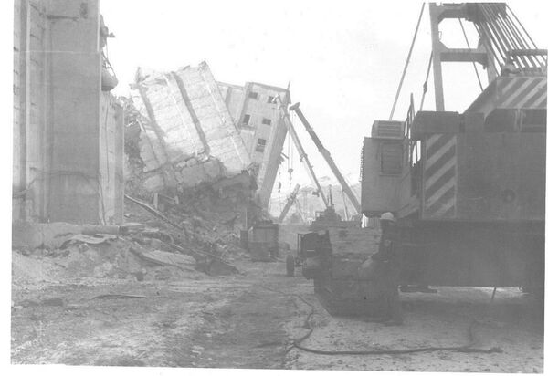 Город Спитак после землетрясения в 1988 году - Sputnik Армения