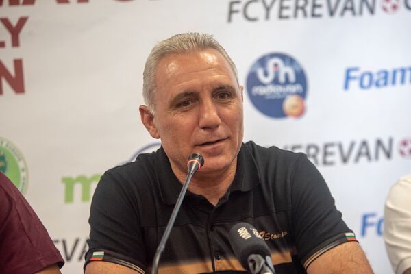 Болгарский футболист Христо Стоичков на пресс конференции накануне матча легенд в Ереване (7 июля 2018). Ереван Болгарский футболист Христо Стоичков на пресс конференции накануне матча легенд в Ереване (7 июля 2018). Ереван - Sputnik Արմենիա