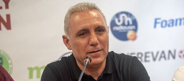 Болгарский футболист Христо Стоичков на пресс конференции накануне матча легенд в Ереване (7 июля 2018). Ереван - Sputnik Армения