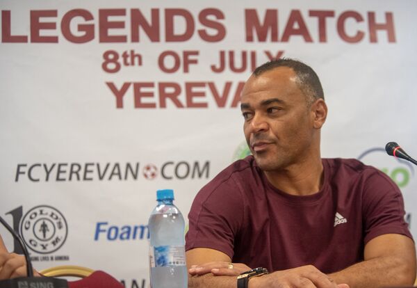 Двукратный чемпион мира в составе сборной Бразилии Кафу на пресс конференции накануне матча легенд в Ереване (7 июля 2018). Ереван - Sputnik Армения