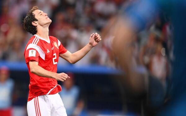 Защитник сборной России Марио Фернандес во время послематчевых пенальти в четвертьфинальном матче ЧМ по футболу между сборными России и Хорватии (7 июля 2018). Сочи - Sputnik Армения