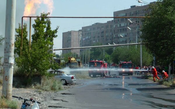 В Юго-западном массиве сгорел автомобиль (8 июля 2018). Еревaн - Sputnik Армения