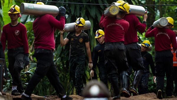 Тайские солдаты несут кислородные баллоны для продолжения спасательных операций 12 мальчиков и их тренера, оказавшихся в пещере Тхам Луанг (7 июля 2018). Таиланд - Sputnik Армения