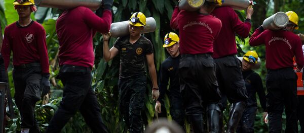 Тайские солдаты несут кислородные баллоны для продолжения спасательных операций 12 мальчиков и их тренера, оказавшихся в пещере Тхам Луанг (7 июля 2018). Таиланд Тайские солдаты несут кислородные баллоны для продолжения спасательных операций 12 мальчиков и их тренера, оказавшихся в пещере Тхам Луанг (7 июля 2018). Таиланд - Sputnik Армения