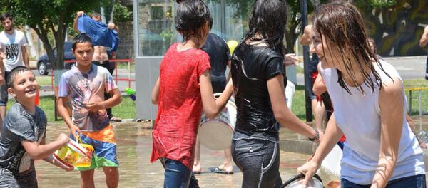 Врио мэра Эчмиадзина Диана Гаспарян на народных гуляниях в день Вардавара (8 июля 2018). Эчмиадзин - Sputnik Армения