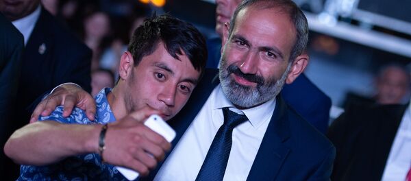 Премьер-министр Армении Никол Пашинян на праздничном концерте, приуроченном к 100-летию провозглашения Первой Республики (28 мая 2018). Еревaн - Sputnik Армения