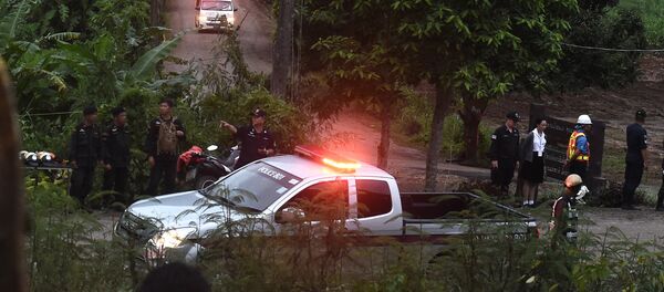 Скорая помощь и автомобиль сопровождения на месте спасательных работ около пещеры Тхам Луанг (8 июля 2018). Таиланд - Sputnik Армения