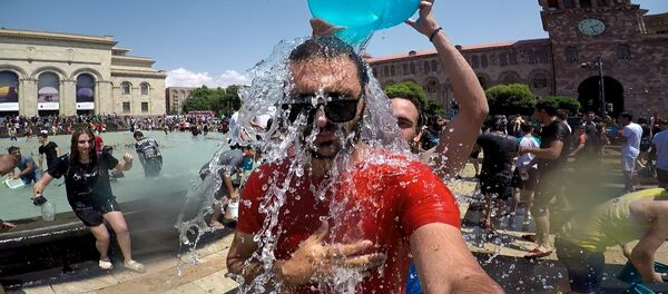 Sputnik Արմենիայի օպերատորը հայտնվեց Վարդավառը տոնողների կենտրոնում ու մի լավ ջրվեց Sputnik Արմենիայի օպերատորը հայտնվեց Վարդավառը տոնողների կենտրոնում ու մի լավ ջրվեց - Sputnik Արմենիա