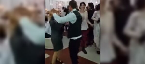 Ревнивая грузинка не дает мужу танцевать на свадьбе с другими – угарное видео Ревнивая грузинка не дает мужу танцевать на свадьбе с другими – угарное видео - Sputnik Армения